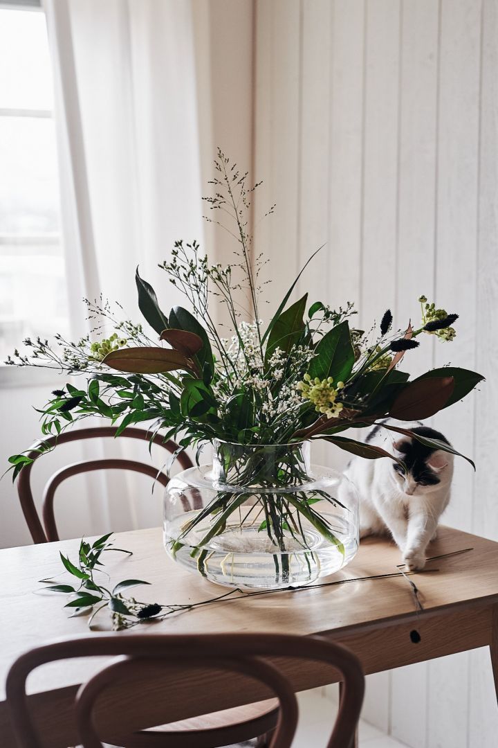 Rund vas f�ör snittblommor från Marimekko står på bordet med blommor från Blombruket. 